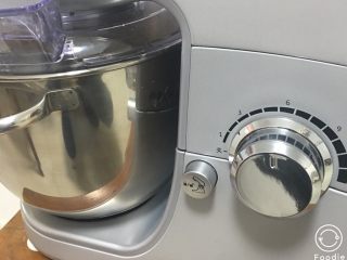 10、红枣全麦面包+小麦预拌粉版,转5档5分钟，再转9档快速出膜。