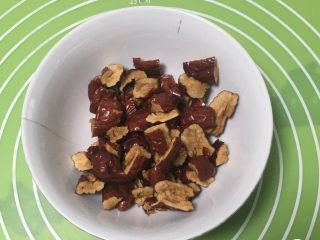 11、红枣全麦面包+小麦预拌粉版,红枣去核切小块。