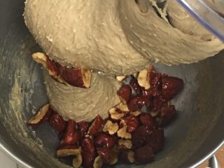 12、红枣全麦面包+小麦预拌粉版,放入厨师机低速搅拌均匀。