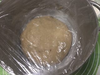 14、红枣全麦面包+小麦预拌粉版,放入厨师机桶内，盖上保鲜膜。