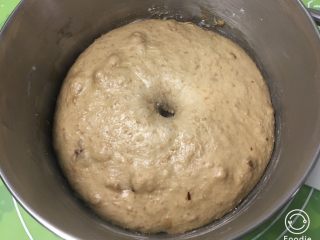 16、红枣全麦面包+小麦预拌粉版,发酵完成后拿出，用手指戳一下不反弹。