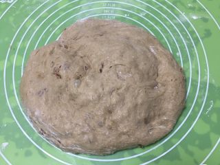 17、红枣全麦面包+小麦预拌粉版,拿出排气。