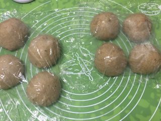 18、红枣全麦面包+小麦预拌粉版,分成8个剂子，每个重量115克。