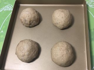 19、红枣全麦面包+小麦预拌粉版,分别放入金盘。