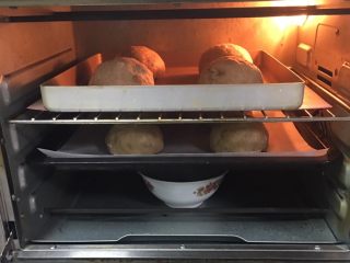 21、红枣全麦面包+小麦预拌粉版,送入烤箱两次发酵，方法同上也是60分钟。