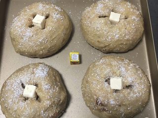 22、红枣全麦面包+小麦预拌粉版,发酵完成后拿出，刷鸡蛋液，撒上椰蓉，用剪刀剪十字，中间放入奶酪。