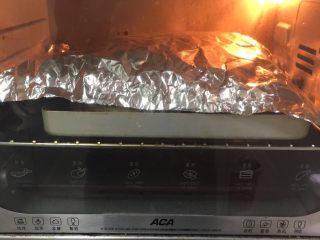 24、红枣全麦面包+小麦预拌粉版,上色满意加盖锡纸。