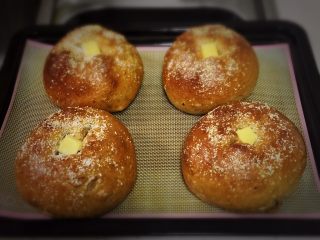 25、红枣全麦面包+小麦预拌粉版,烤完拿出冷却。