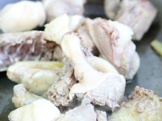 6、滋补茶树菇老鸭汤,将鸭肉放入锅内翻炒～