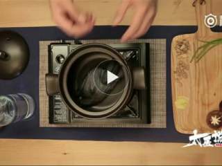 2、暖宫乌鸡汤,先放乌鸡、葱、姜、党参、当归、桂皮