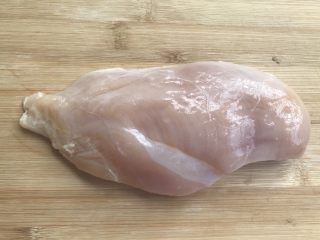 1、快手减脂餐，杂蔬鸡肉小方,鸡胸肉洗净。