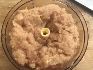 4、快手减脂餐，杂蔬鸡肉小方,姜和鸡肉一起搅碎，没有机器的亲就剁碎吧。