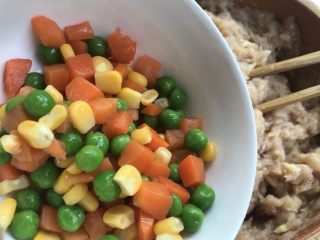 11、快手减脂餐，杂蔬鸡肉小方,再把杂蔬用开水焯一下。倒入鸡肉茸里搅拌均匀。