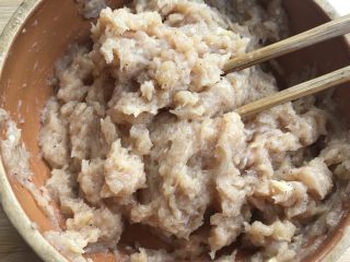 10、快手减脂餐，杂蔬鸡肉小方,搅上劲的样子。