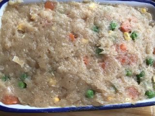 12、快手减脂餐，杂蔬鸡肉小方,取一个方碗，把鸡肉茸倒入，然后用勺子整平并压实。