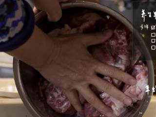 2、干煸四季豆&养生羊蝎子,羊蝎子用水洗净