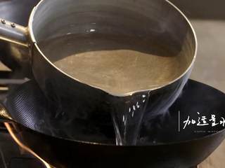 4、干煸四季豆&养生羊蝎子,热锅，倒入大量水，放入羊蝎子