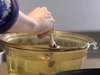 5、干煸四季豆&养生羊蝎子,另起一锅，倒入大量水，热锅，倒入适量黄酱、甜面酱，搅拌