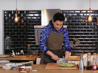 6、干煸四季豆&养生羊蝎子,姜切片，分别倒入两个锅中