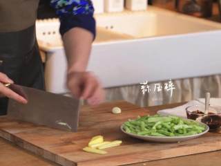 7、干煸四季豆&养生羊蝎子,葱切段儿，大蒜压碎，倒入第二口锅中，倒入适量生抽