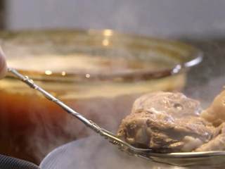 8、干煸四季豆&养生羊蝎子,羊蝎子捞出倒入另一个锅中，然后倒入适量十三香、白酒、老抽