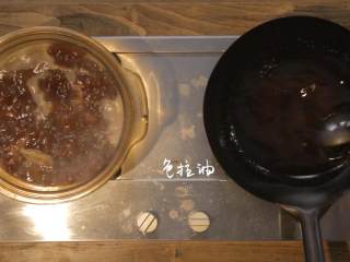 9、干煸四季豆&养生羊蝎子,倒入适量色拉油，热锅