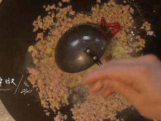 12、干煸四季豆&养生羊蝎子,热锅，依次倒入肉碎、葱姜末、干辣椒翻炒