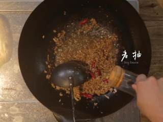 13、干煸四季豆&养生羊蝎子,依次倒入耗油、芝麻、盐、生抽、老抽翻炒