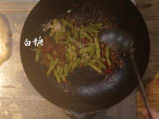 14、干煸四季豆&养生羊蝎子,倒入四季豆翻炒，出锅前倒入适量白糖翻炒