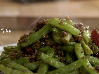 15、干煸四季豆&养生羊蝎子,四季豆捞出，用干辣椒、芝麻、花椒碎摆盘