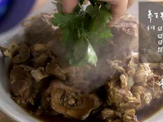 16、干煸四季豆&养生羊蝎子,羊蝎子捞出，香菜摆盘