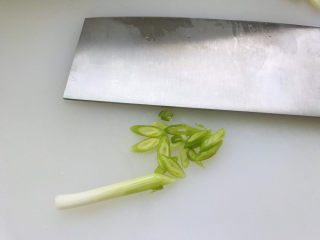 3、青椒炒豆腐,小葱切成葱花；