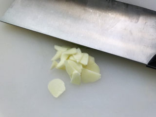 4、青椒炒豆腐,大蒜切片；