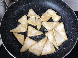 9、青椒炒豆腐,煎到金黄翻面；