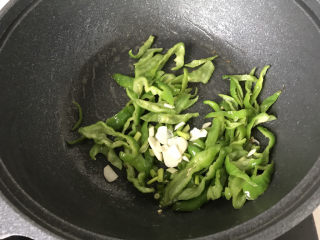 14、青椒炒豆腐,放葱蒜；