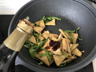 17、青椒炒豆腐,再倒一点生抽调味；