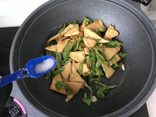 19、青椒炒豆腐,加白糖提鲜；