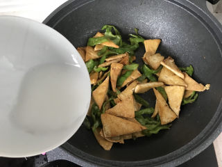 20、青椒炒豆腐,最后倒入刚才调好的水淀粉炒匀挂浆出锅；