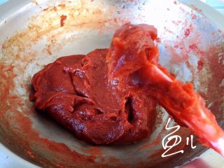 12、山楂球,将山楂泥炒至很粘稠的状态即可