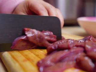 1、爆炒猪肝,首先,我们要把猪肝切薄片,当然,这个看个人刀工啦,也不必太介意,不要切成块就行。