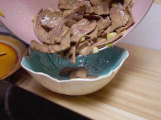 11、爆炒猪肝,至猪肝七八层熟的时候盛出备用。(七八层熟猪肝上还带有一点血丝哟)