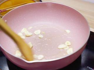 9、爆炒猪肝,锅入油烧热后放入蒜子炒香