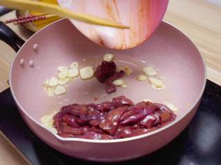 10、爆炒猪肝,再放入猪肝翻炒