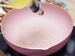 15、爆炒猪肝,取干净的锅,烧热油