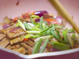 18、爆炒猪肝,最后加入切好的蒜段翻炒