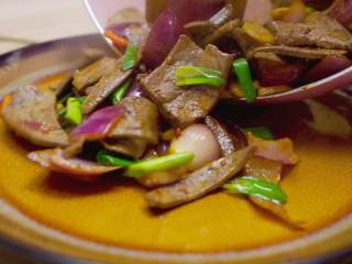 19、爆炒猪肝,炒至蒜段断生后就可以出锅装盘享用了