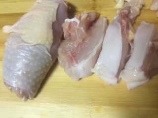 7、唯爱炖鸡~白果肚子松茸多鲜土鸡汤,土鸡切块，大小可根据自己的喜好来！