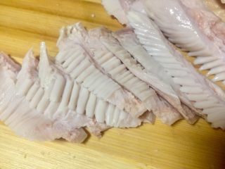 10、唯爱炖鸡~白果肚子松茸多鲜土鸡汤,因为猪肚炖汤后要回缩这样切法炖好后成品美观些。