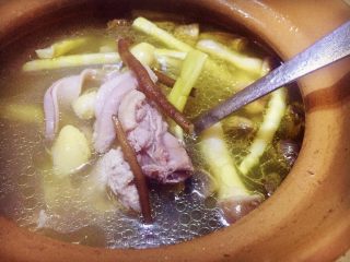 15、唯爱炖鸡~白果肚子松茸多鲜土鸡汤,一小时后鸡肉和肚子都已经炖好了，土鸡的黄油漂浮锅面了，好香（如果觉得还不耙软，可以再接着炖，喜好自己调节）