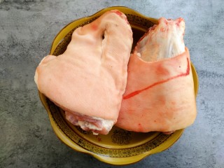 1、家常好菜~酱卤肘子,准备两个大肘子